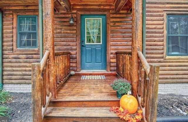 Beautiful Custom Built Log Home with Jacuzzi