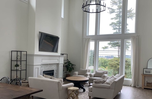 Beautiful Custom Home Near Wineries, the Beach, Hiking and Butchart Gardens