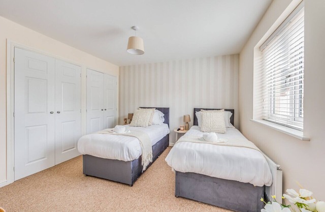 Beautiful Detached House Free Parking SmartTVs Fast Wifi Office