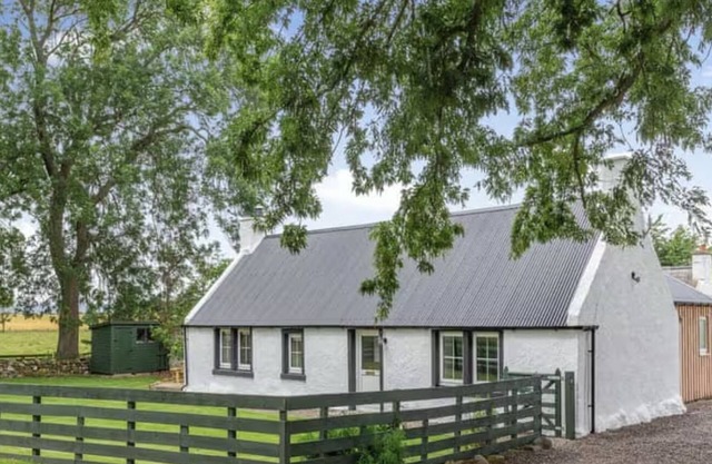 Beautiful detached rural farm cottage in peaceful Easter Ross peninsula.