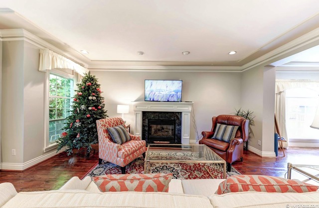 Beautiful Dunbar 3600 sq ft Home : Perfect Location, Three King Beds, large Yard