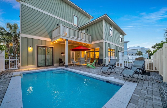 Beautiful Emerald Waters Home, Two Community Pools, Private Pool & Grill, Secluded Neighborhood!