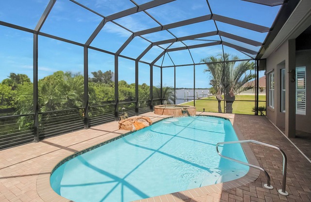 Beautiful family friendly waterfront pool home in Port Charlotte - O6ERS