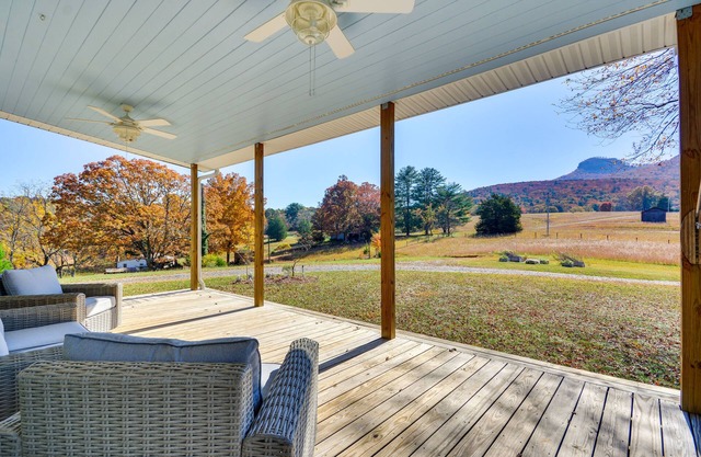 Beautiful Farmhouse w/Pilot Mtn State Park Views!