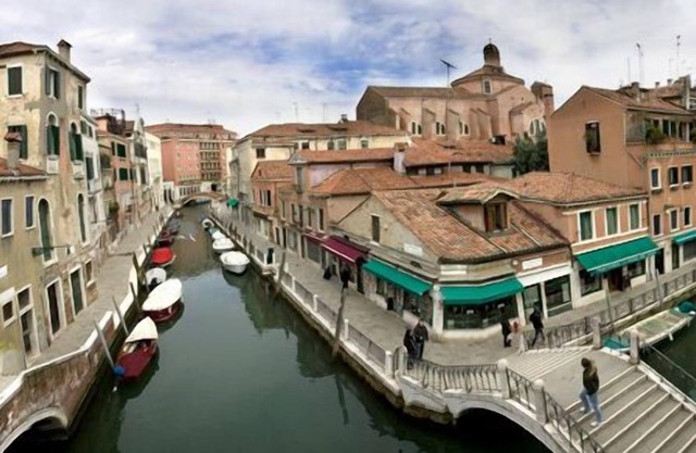 Beautiful Gaffaro Apartment in Dorsoduro with Canal View