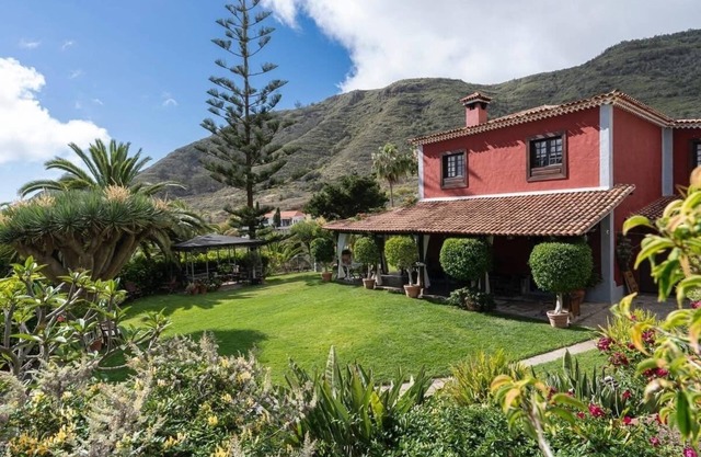 Beautiful garden, spectacular view and privacy, ideal for nature lovers.