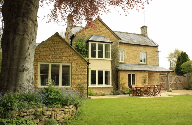 Beautiful 6 bedroom detached property, a flat 5 minute stroll to centre of town