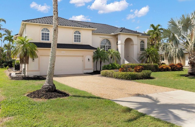 Beautiful golf course home overlooking the greens and walking distance to the beach NEW!