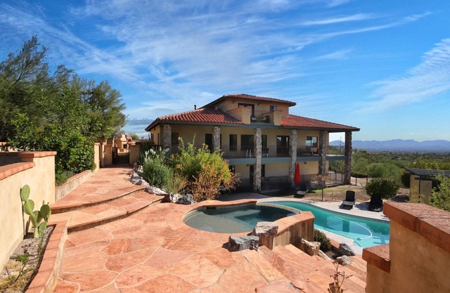 Beautiful Hacienda: Pool, Spa, Firepit, Outdoor playground, BBQ & Amazing Views!