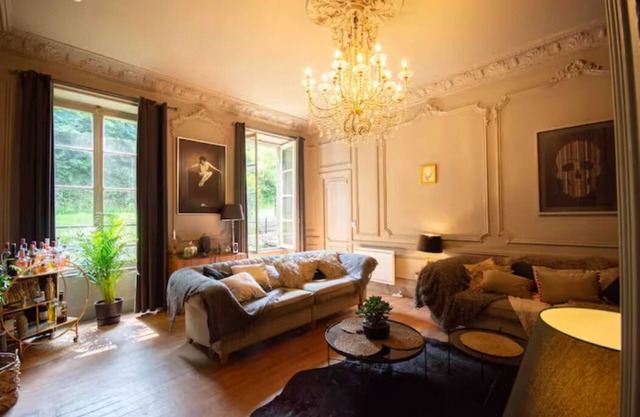 Beautiful, Historic Manoir in Semi-rural Setting, Central to Tourist Sites