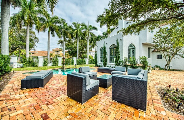 Beautiful Historic home with easy access to Saint Armands Circle
