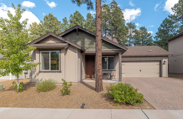 Beautiful home! Central AC! 5 mins to Downtown! Great setting! 20% Monthly Disc!