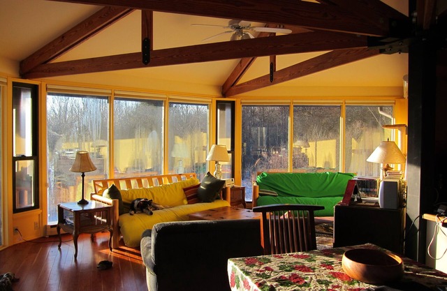 Beautiful home, close to wineries, hiking, & lakes, with outdoor natural hot tub