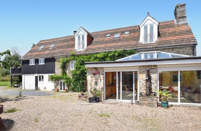 Beautiful home in Coulonces with WiFi