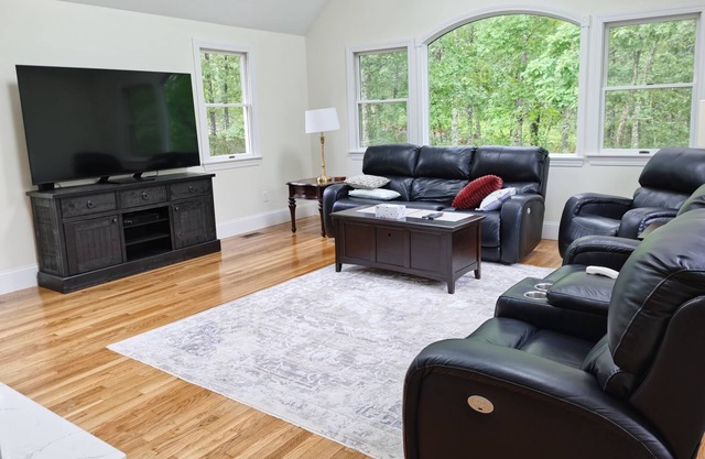 Beautiful home in Orleans. Park, Beach, Lake & Ocean. Telsa charge