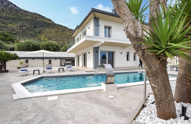 Beautiful home in Trabia with private swimming pool, can be inside or outside