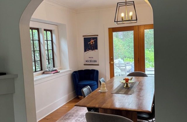 Beautiful home near Downtown GR & Aquinas College -central to everything!
