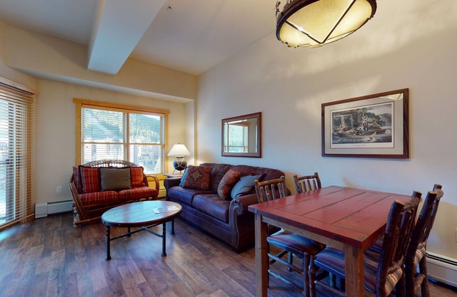 Beautiful Home w/Free WiFi plus a Shared Billiard Room & Hot Tub
