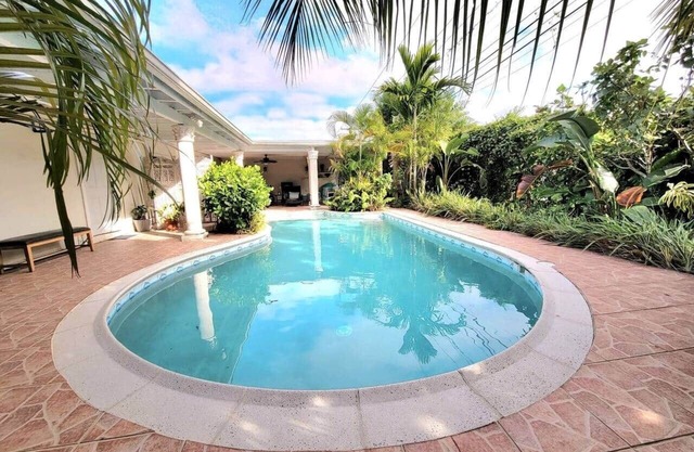 Beautiful home w/pool, tropical patio, new kitchen