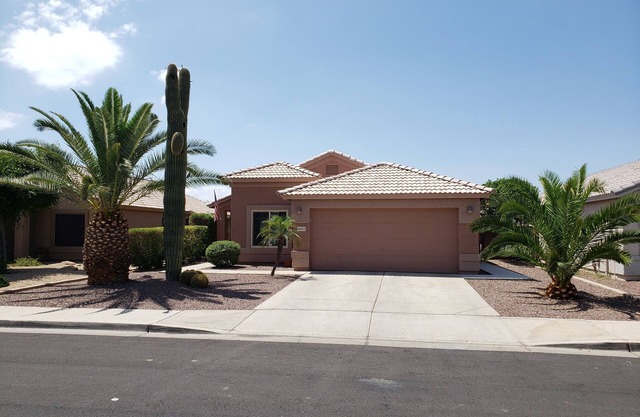 Beautiful Home with Private Pool and Tiki Bar. Close to Everything!