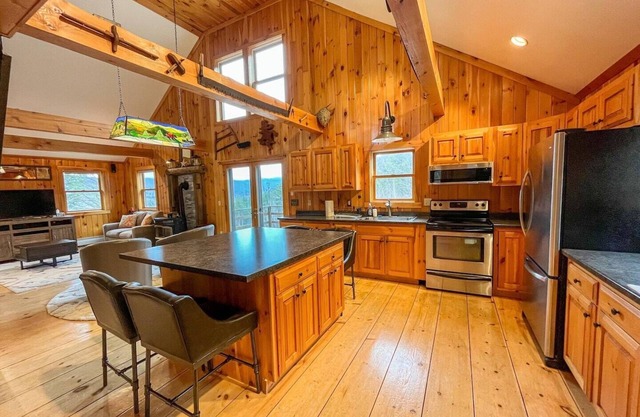 Beautiful Home with views and a hot tub 10 minutes from Sugarbush Resort