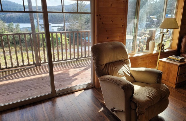 Beautiful house with a cabin feel. Ocean view. EPIC fishing, beaches & wildlife!