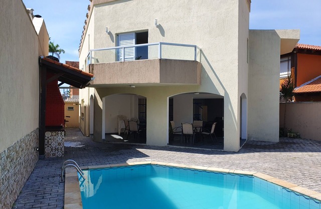 Beautiful house in Enseada with 6 suites pool, barbecue, solarium 150m from the beach