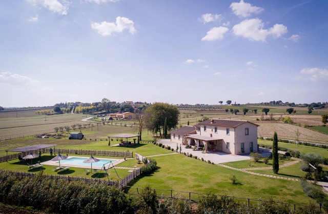 Beautiful house in the Tuscan countryside with private pool and garden.