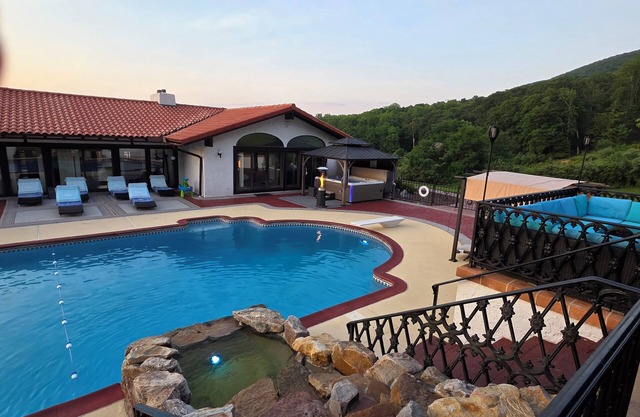 Beautiful house with new hot tub, private heated swimming pool, 6 BR/6BA