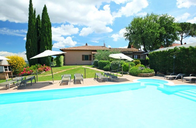 Beautiful private villa with WIFI, private pool, TV, patio, pets allowed and panoramic view