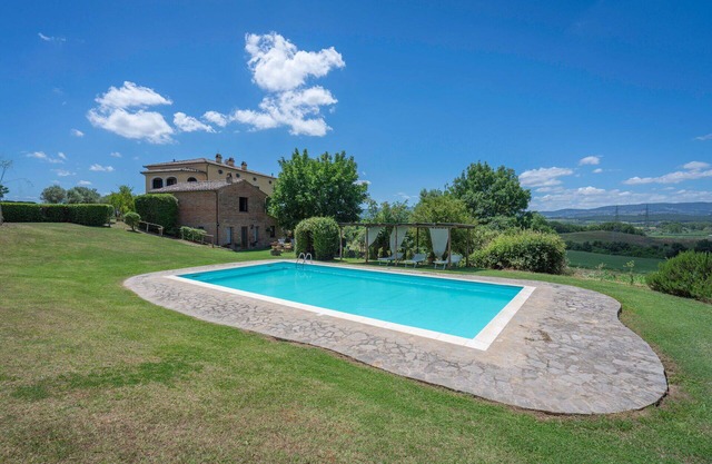 Beautiful private villa for 14 guests with private pool, WIFI, TV and patio, close to Montepulci.