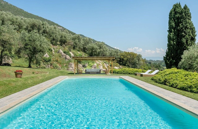 Beautiful private villa with A/C, private pool, WIFI, TV, patio and panoramic view, close to Lucca