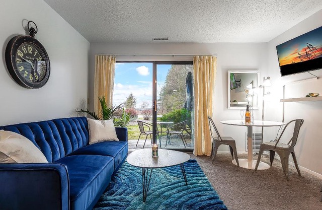 Beautiful Lake View Studio Condo at The Shores