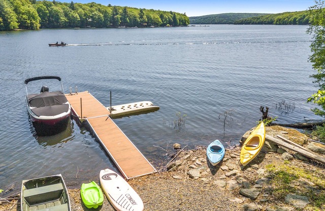 Beautiful Lakefront House with Private Dock & Hot Tub, Secluded, Air Hockey