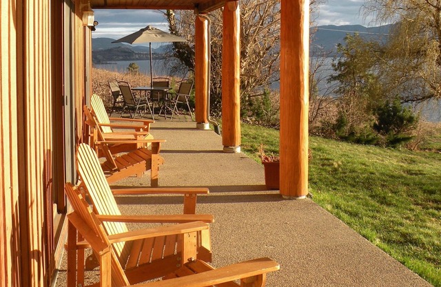 Beautiful lakefront vineyard in the heart of Okanagan wine country , 2BR suite