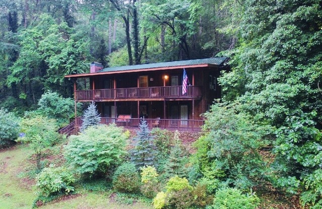 Beautiful Large 4 Bdrm Mountain Home w/Pond, Creek, WIFI, Sleeps 8, NEW Parking