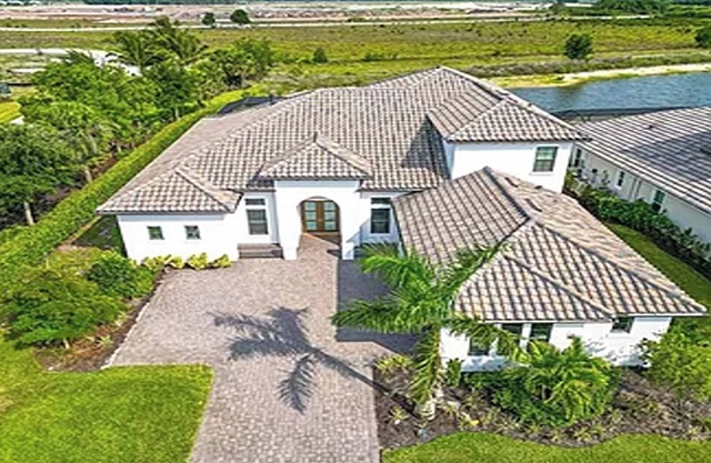 Beautiful large home with pool and spa, minutes from Marco Island and 5th Ave