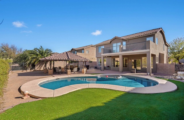 Beautiful large Tucson Gem with your own POOL!