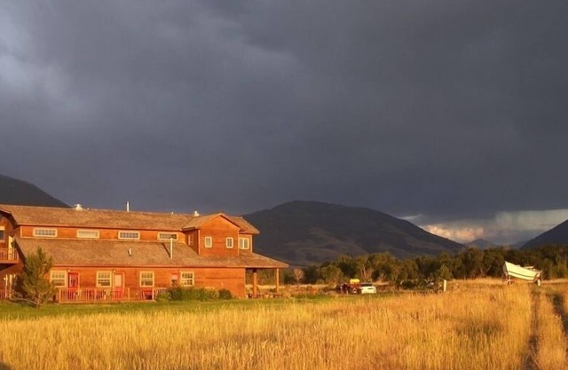 Beautiful Lodge on the Yellowstone River!