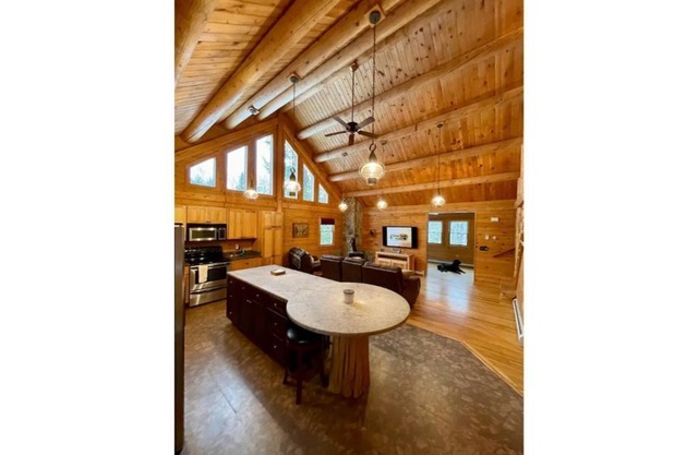 Beautiful log cabin near Castle in the Clouds