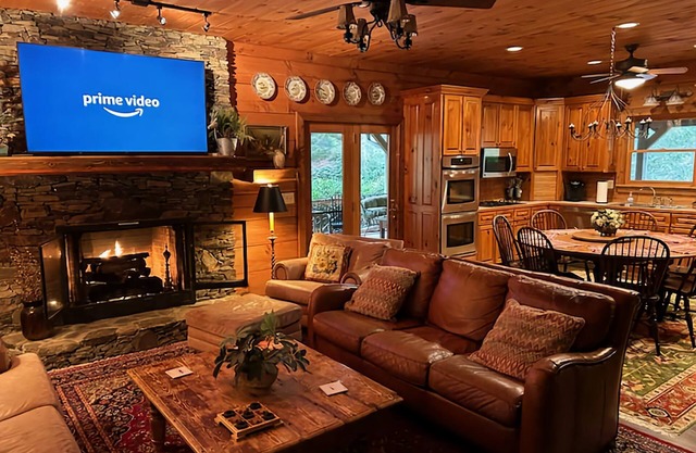 Beautiful Log Cabin with river access to The Watagua. Newly added Fire Pit