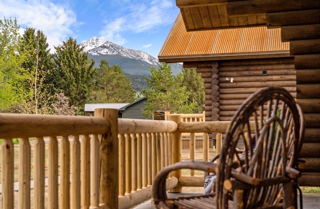 Beautiful Log Cabin Near Fishing Access To Yellowstone