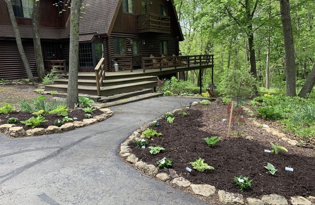 Beautiful Log Cabin with Fireplace, Fire Pit, Hot Tub & Wifi