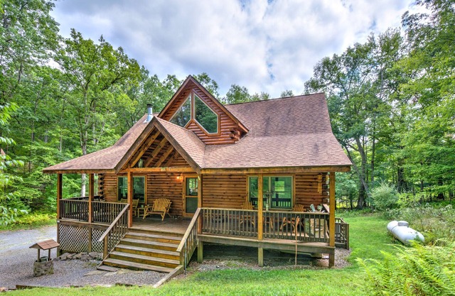 Beautiful log home w/ firepit, air hockey & community beach on the lake!