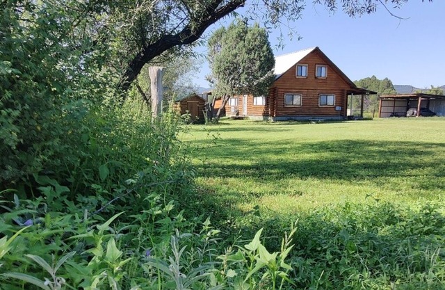 Beautiful Log house with plenty of western charm & touch of modern
