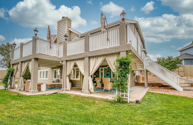 Beautiful…Luxe 3 Bed Guest Suite, Private Entrance, Full Kitchen, Patio and WIFI