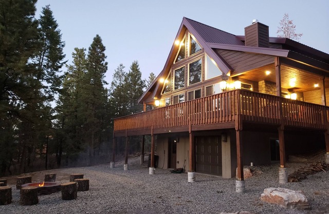 BEAUTIFUL LUXURY CABIN ON 5 ACRES WITH MAGNIFICENT VIEWS AND AIR CONDITIONING