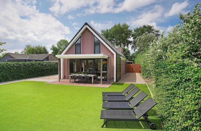 Beautiful luxury design vacation homes, only two minutes from the beach with jacuzzi, trampoline and porch (dogs allowed).