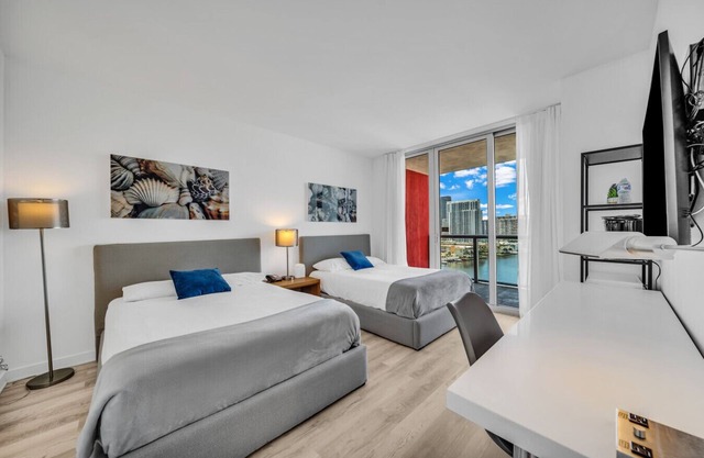 Beautiful Miami Beach Studio Apt w/2 Beds and Beach