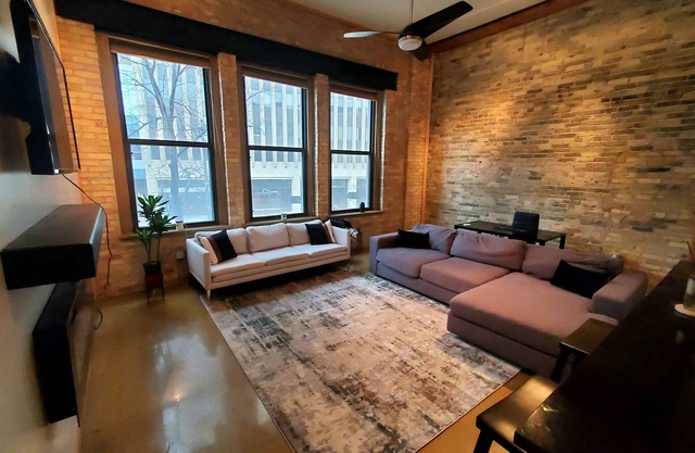 Beautiful Modern Condo - Heart of Milwaukee!